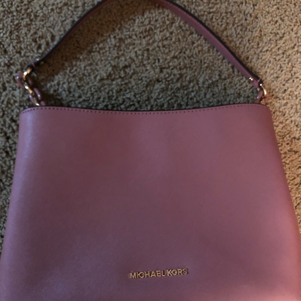 Rarely used mauve Michael Kors Bag. Comes with an extra zipper tag.